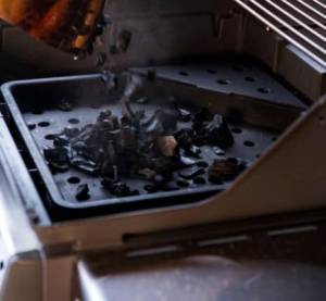 vassoio per carbonella e affumicatore in ghisa