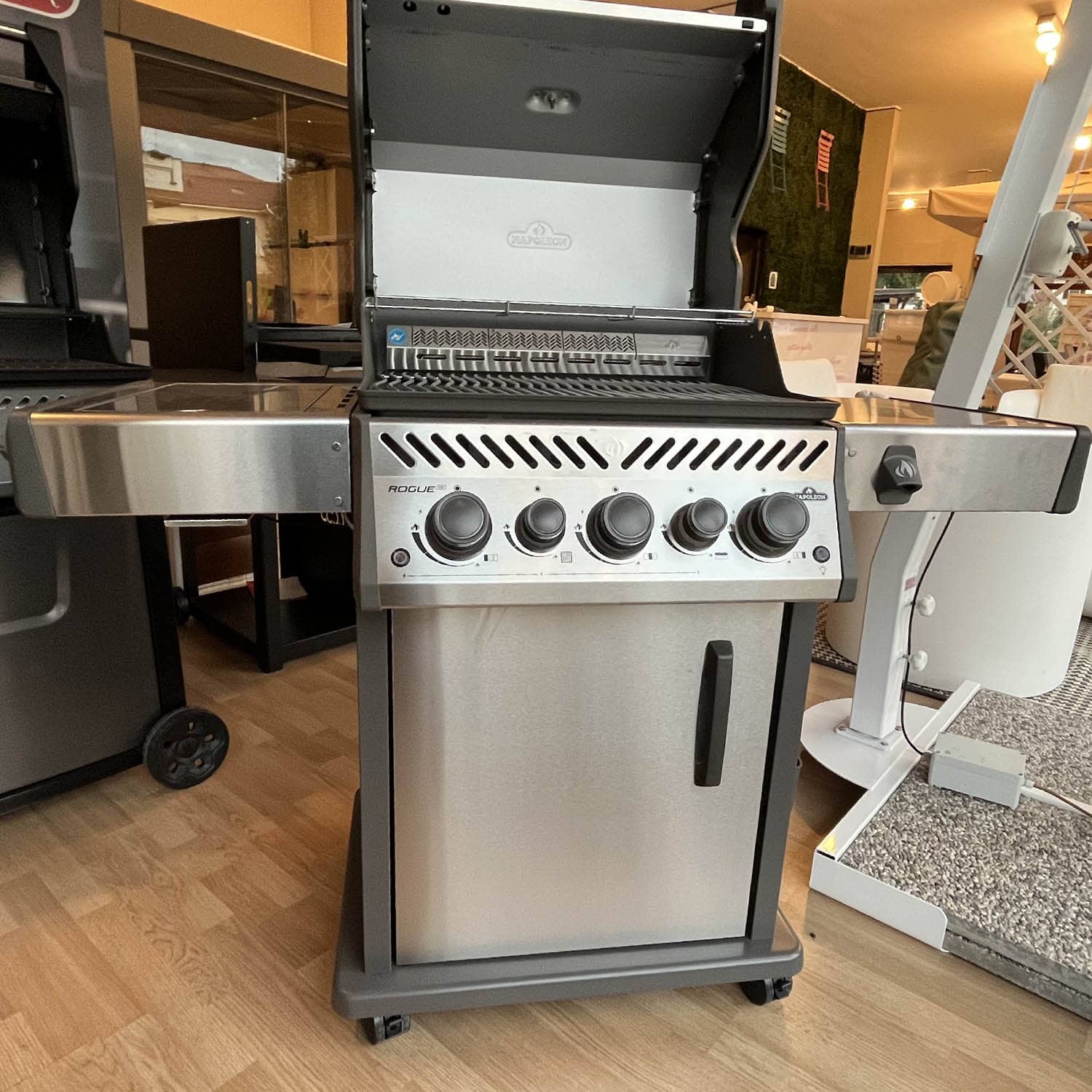 Napoleon Barbecue a Gas Rogue RSE425RSIB